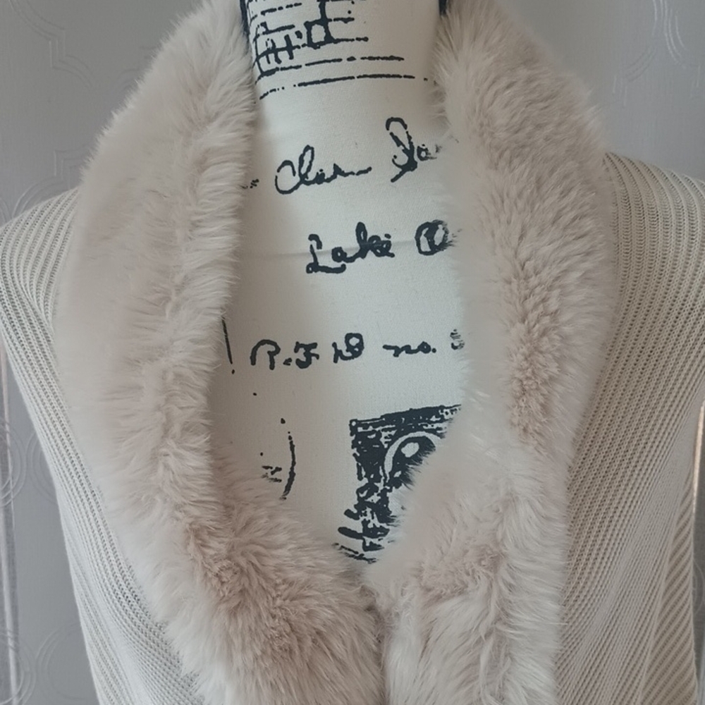 Chic Cream Women's Poncho with Faux Fur Trim - Picture 2 of 10